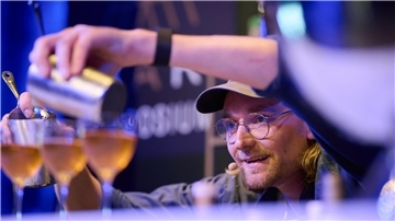 Wladimir Reichert von der erst kürzlich eröffneten Bar „Studio“ in Zürich mixt seinen Gewinner-Cocktail „Unruh“.