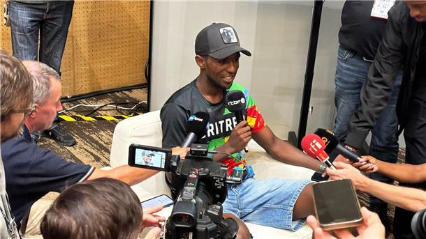 Rad-„Botschafter“ Girmay erhofft sich Aufschwung für Afrika WM in Ruanda: Der eritreische Radprofi Biniam Girmay spricht während einer Pressekonferenz