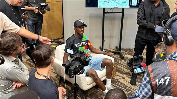 Rad-„Botschafter“ Girmay erhofft sich Aufschwung für Afrika WM in Ruanda: Der eritreische Radprofi Biniam Girmay spricht während einer Pressekonferenz