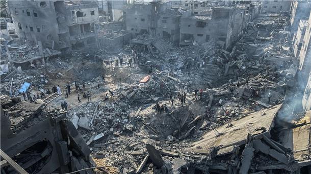 Krater der Zerstörung: „Häuser und Menschen verschluckt“ Wo im Flüchtlingslager Dschabalia vorher noch Gebäude standen, klafft nach einem israelischen Luftangriff ein tiefer Krater.
