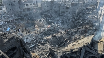 Wo im Flüchtlingslager Dschabalia vorher noch Gebäude standen, klafft nach einem israelischen Luftangriff ein tiefer Krater.