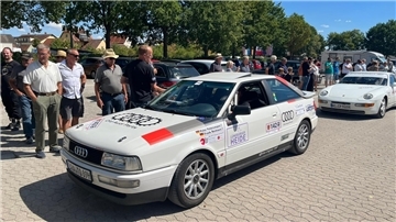 Wo Peter Petersmann und sein Bruder auch hinkamen, sie trafen auf Zuschauer, die die Teams feierten. Das konnten sie übrigens guten Gewissens tun, denn die Rallye war laut Veranstalter klimaneutral. Zum Ausgleich für das von den Autos ausgestoßene Kohlendioxid wird Wald aufgeforstet.
