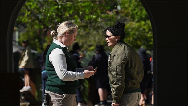 Wo sind die Löwen? Einsatzkräfte an einem Eingang zum Taronga Zoo in Sydney.