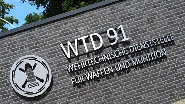 Wochenlang brannte im Spätsommer das Moor auf dem Gelände der Wehrtechnischen Dienststelle 91 in Meppen - einen Prozess gegen Verantwortliche der Bundeswehr wird es nicht mehr geben. (Archivbild)
