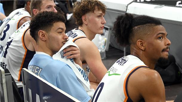 Wohin führt der Weg der Eisbären Bremerhaven in der Rückrunde? Das scheinen sich auch (von rechts) Aaron Cook, Jarelle Reischel, Hilmar Henningsson und Robert Oehle (verdeckt) zu fragen.