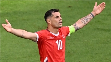 Wohin soll das alles noch führen: Der Schweizer Granit Xhaka, der verletzt bei der EM spielte, kann als Sinnbild für das Verheizen der Spieler gesehen werden.