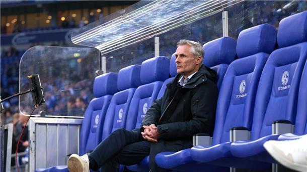 Schalke-Trainer kritisiert Vorstand, darf aber bleiben Wohl bald Geschichte: Kees van Wonderen als Schalke-Trainer.