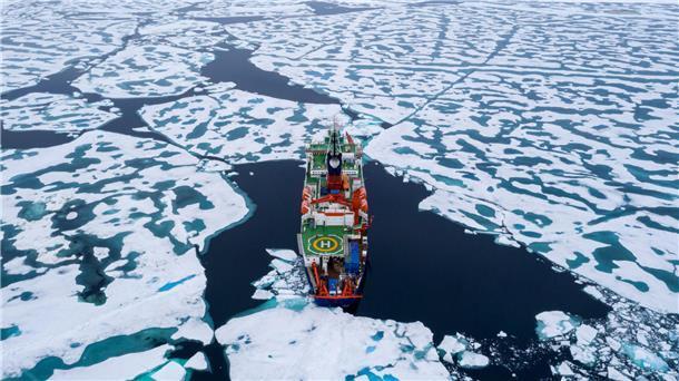 Das Forschungsschiff "Polarstern"während der "MOSAiC"-Epedition