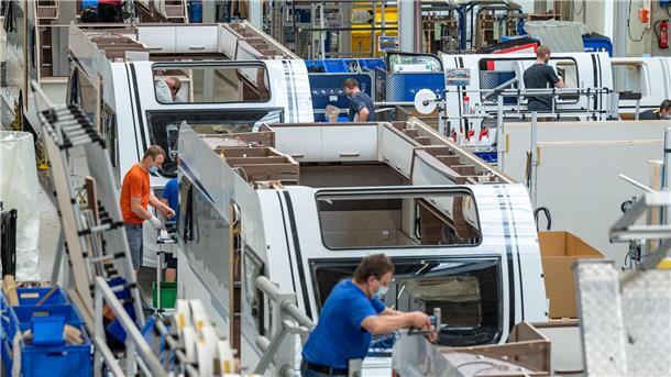 Wohnmobilhersteller Knaus Tabbert wird in seinen Hauptwerken eine Produktionspause einlegen.