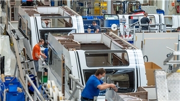 Wohnmobilhersteller Knaus Tabbert wird in seinen Hauptwerken eine Produktionspause einlegen. (Archivbild)