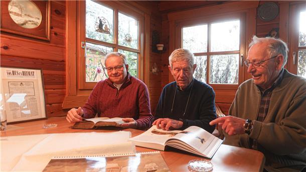Wolfgang Böning, Kapitän Hans-Nikolaus Schümann und Georg Westermeyer (von links) beschäftigen sich mit der Geschichte des Walfangs und möchten die Bevölkerung über das Thema weiter aufklären.