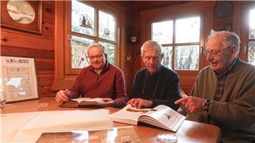 Wolfgang Böning, Kapitän Hans-Nikolaus Schümann und Georg Westermeyer (von links) beschäftigen sich mit der Geschichte des Walfangs und möchten die Bevölkerung über das Thema weiter aufklären.