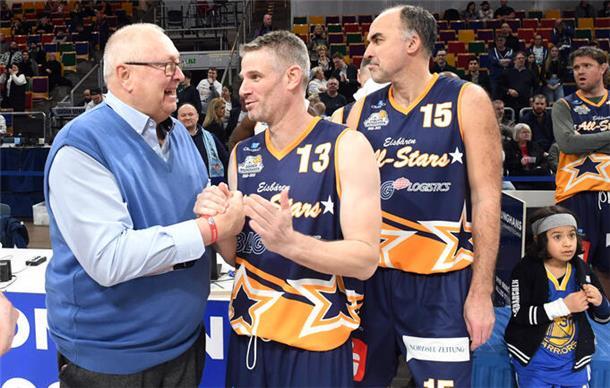 All Stars und Eisbären-Fans schwelgen in Erinnerungen Wolfgang Grube freut sich über das Wiedersehen mit Alon Stein und Dainius Miliunas.