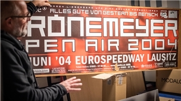 Wolfgang Heß mit einem Konzert-Poster in einem seiner Räume in Cadenberge, die unzählige Exponate beherbergen.
