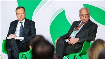 Wolfgang Ischinger (r.), Präsident des Stiftungsrates der Stiftung Münchner Sicherheitskonferenz (MSC), spricht neben Roberto Viola, Chef der EU-Generaldirektion CONNECT, auf der „Digital Life Design“ (DLD) Konferenz.