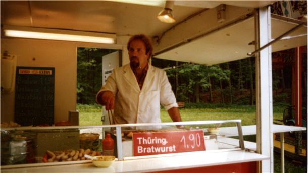 Krams Imbiss schließt: Das Ende einer Institution Das Foto zeigt Wolfgang Krams im Imbisswagen.