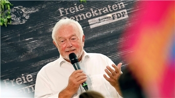 Wolfgang Kubicki fühlt sich auch auf hoher See wohl.