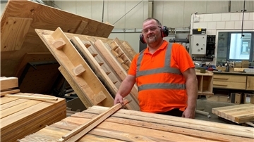 Mann in Holzwerkstatt