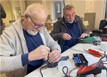 Wolfgang Mette und Hinrich Allmers gehören beide zu den ehrenamtlichen Reparateuren der ersten Stunde. Sie freuen sich, ihre Fähigkeiten einbringen, anderen helfen und damit auch noch einen Beitrag zur Nachhaltigkeit leisten zu können.