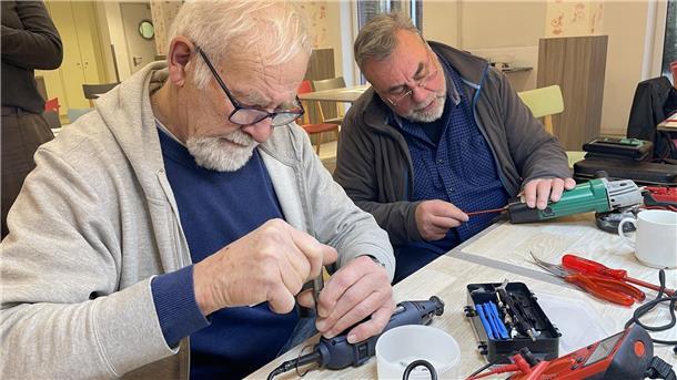 Wolfgang Mette und Hinrich Allmers gehören beide zu den ehrenamtlichen Reparateuren der ersten Stunde. Nun haben sie ihren zweiten Einsatz in Burhaversiel.