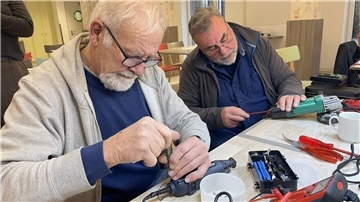 Wolfgang Mette und Hinrich Allmers gehören beide zu den ehrenamtlichen Reparateuren der ersten Stunde. Nun haben sie ihren zweiten Einsatz in Burhaversiel.