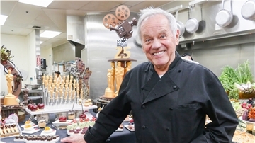 Wolfgang Puck steht in seiner Küche. Nach der Oscar-Gala wird angerichtet.