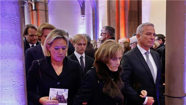 Wolfgang Schäubles Witwe Ingeborg Schäuble (M) verlässt zusammen mit ihrer Tochter Christine Strobl und deren Ehemann, dem baden-württembergischen Innenminister Thomas Strobl, die Kirche.