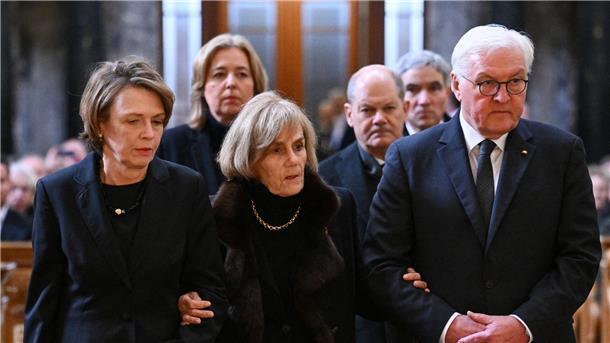 Trauerstaatsakt für Wolfgang Schäuble in Berlin Wolfgang Schäubles Witwe Ingeborg Schäuble (M) wird von Bundespräsident Frank-Walter Steinmeier und seiner Frau Elke Büdenbender in den Berliner Dom geführt. Dahinter: Bundestagspräsidentin, Bärbel Bas, Bundeskanzler Olaf Scholz und der Präsident des Bundesverfassungsgerichts, Stephan Harbarth.