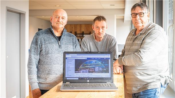 Wolfgang von Hassel (von links) Stefan Poelkes und Burkhart Kaschewski sind Admins der Facebook-Gruppe „Du kommst aus Bremerhaven, wenn...“.