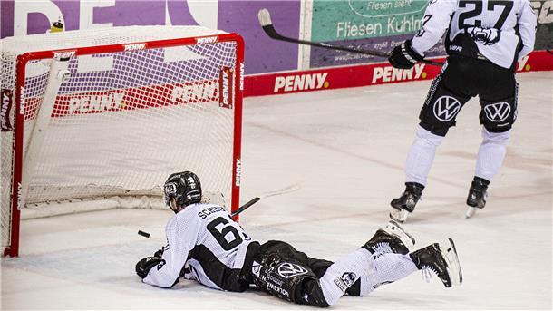 Dreierpack von Görtz: Pinguins gewinnen das Nordderby gegen Wolfsburg Wolfsburg liegt am Boden: das Bild von Louis Schinko beim 5:1 für die Fischtown Pinguins ist symbolträchtig.