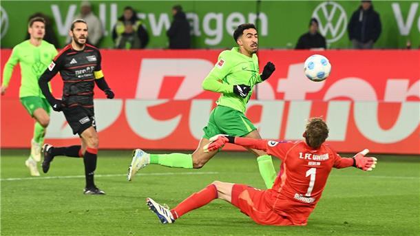 1:0 gegen Union: Wolfsburg schafft ersten Heimsieg Wolfsburger Chance: Tiago Tomas scheitert an Berlins Torwart Frederik Rönnow.