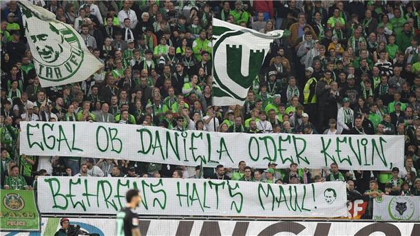 Fan-Protest gegen Profi Kevin und Politikerin Behrens Wolfsburger Fans protestieren gegen Spieler Kevin Behrens und Niedersachsens Innenministerin Daniela Behrens.