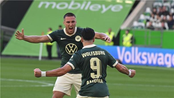 Wolfsburger Jubel: Mohamed Amoura (vorn) und Kilian Fischer nach dem Tor zum 1:1.