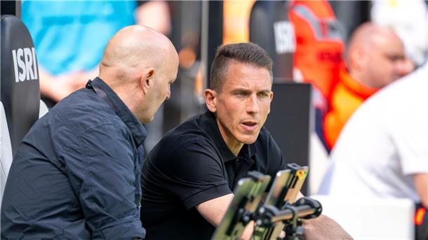 Wolfsburgs Geschäftsführer Sport Peter Christiansen (l) und Interimstrainer Daniel Bauer.