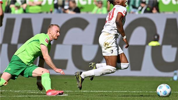 1:0 in Wolfsburg: SC Freiburg auf Europacup-Kurs Wolfsburgs Maximilian Arnold foult Freiburgs Junior Adamu und sieht dafür die Rote Karte.