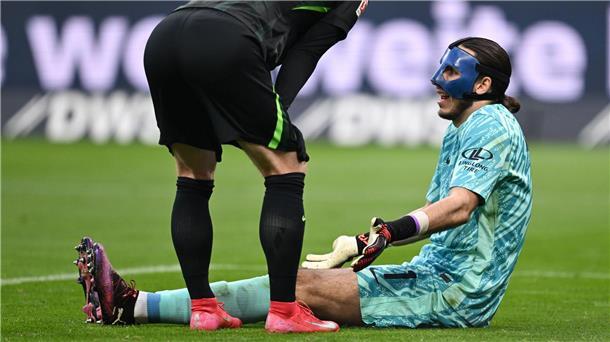 Wolfsburg bangt nach Auswechslung um Keeper Grabara Wolfsburgs Stammkeeper Kamil Grabara musste in Frankfurt wegen einer Muskelverletzung ausgewechselt werden.