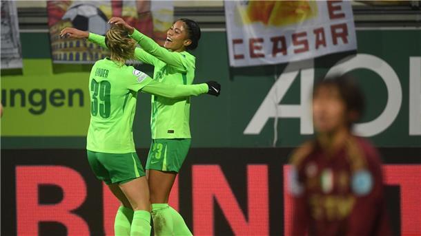 Vier Tore in 25 Minuten: Wolfsburg dank Jonsdottir weiter Wolfsburgs Sveindis Jonsdottir (r) jubelt mit Sarai Linder nach ihrem Tor zum 5:1.