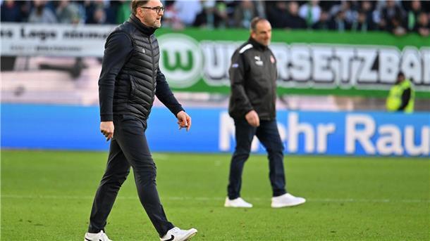 Krisenstimmung in Wolfsburg: „Saison nicht kaputtmachen“ Wolfsburgs Trainer Ralph Hasenhüttl (l) und sein Heidenheimer Kollege Frank Schmidt nach dem Spiel.