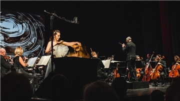 Wolken aus rotem Sahara-Sand zu spätromantischem Sommernachtstraum im Orchester: Die ukrainische Sand-Künstlerin Svetlana Telbukh und Gastdirigent Dietger Holm präsentierten mit dem Philharmonischen Orchester Bremerhaven ein fulminantes Neujahrskonzert am Stadttheater. 