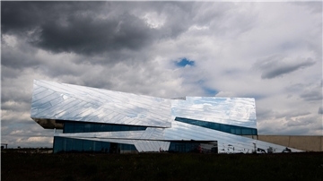 Wolken spiegeln sich im Forschungsmuseum Schöningen.