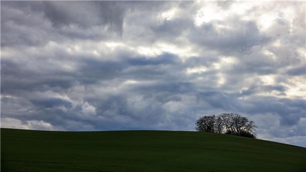 Wolken ziehen bei viel Wind über einen Hügel bei Peterberg in Sachsen-Anhalt. „Der Beginn des Februars ist eine Jahreszeit, an dem der Winter gerne seinen Höhepunkt erreicht. Davon ist in diesem Jahr allerdings nichts zu sehen“, teilt der DWD mit.