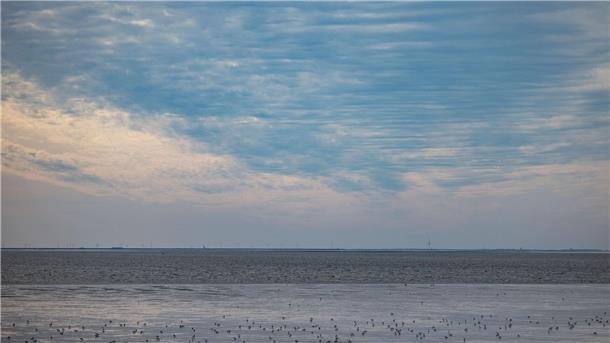 Temperatur der Nordsee auf Rekordhoch Wolken ziehen über die Nordsee vor der Küste von Büsum.