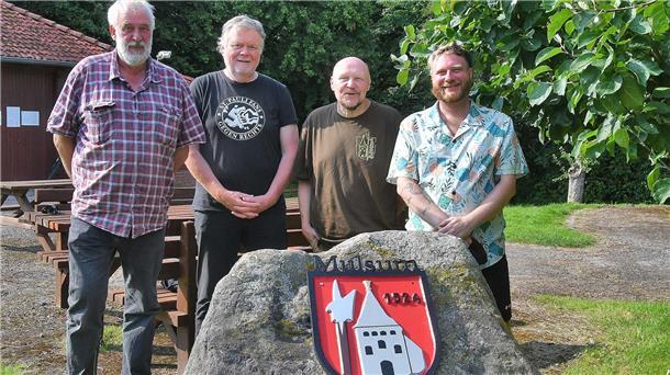 Wollen den Jugendlichen ein ansprechendes Programm bieten (von links): Mulsums Ortsvorsteher Udo Skeraitis, Mitorganisator Lüder Korff, Jugendpfleger Jörg Pfaffenroth und Waldritter Daniel Baum aus Hannover.