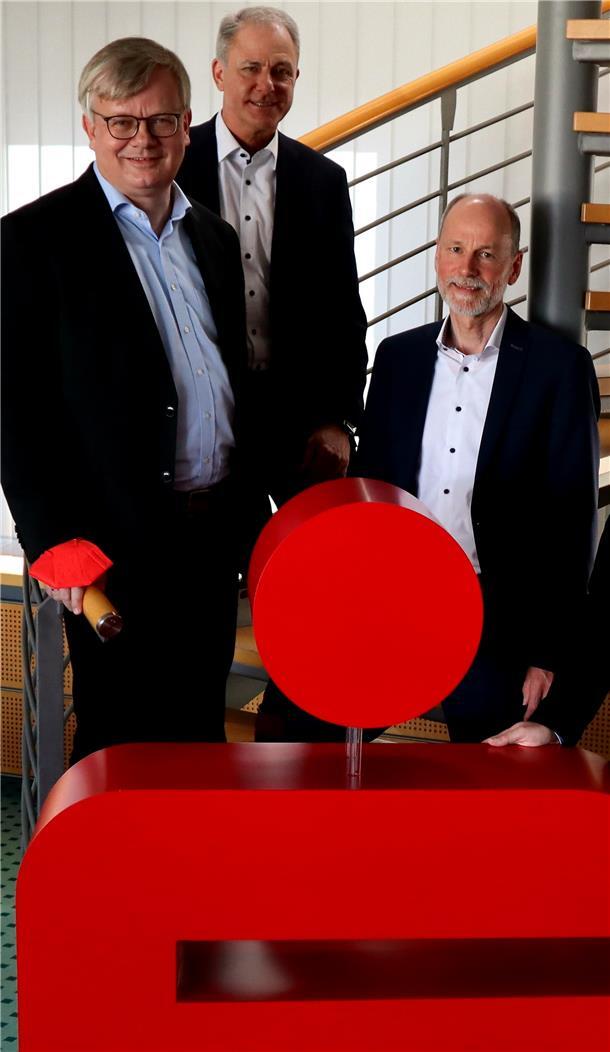 Wollen den Vorstand der Weser-Elbe Sparkasse verkleinern (von links): Der Vorsitzende Peter Klett sowie Alexander zu Putlitz und Rolf Sünderbruch.
