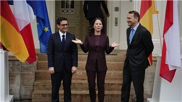 Wollen gegen Desinformation vorgehen: Deutschland Außenministerin Annalena Baerbock mit ihrem französischen Amtskollegen Stéphane Séjourné (l) und Radosław Sikorski aus Polen.