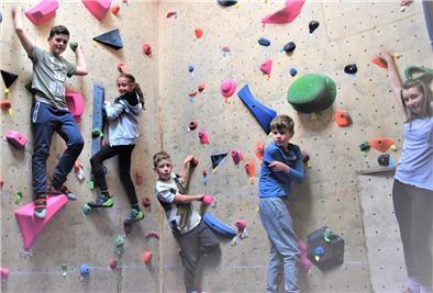 Die "Kids"-Gruppe in der Bremerhavener Boulderhalle