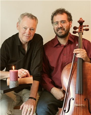 Wollen im Kulturhof Heyerhöfen Weihnachtsstimmung verbreiten: Dirk Böhling und Cellist Matthias Boutros.