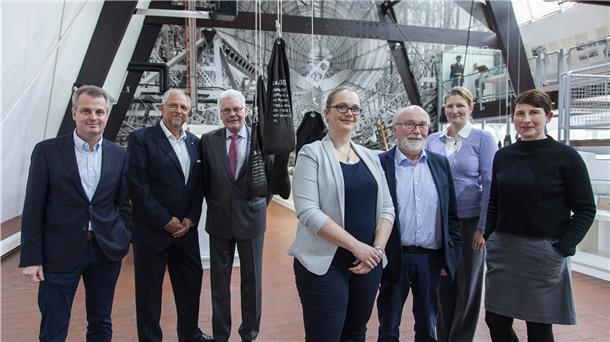 Wollen mehr Schwung ins Aeronauticum bringen: ... (von links) von der VGH-Stiftung Bremen, Kuratoriumsvorsitzender Dirk Wurzer, Klosterkammerpräsident Hans-Christian Biallas, Museumspädagogin Katja Tiltmann, Fördervereinsvorsitzender Bernhard Jährling, Tabea Golgath von der Stiftung Niedersachsen und Museumsleiterin Dr. Anja Dörfer.