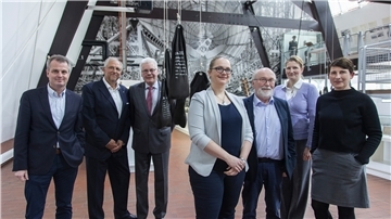 Wollen mehr Schwung ins Aeronauticum bringen: ... (von links) von der VGH-Stiftung Bremen, Kuratoriumsvorsitzender Dirk Wurzer, Klosterkammerpräsident Hans-Christian Biallas, Museumspädagogin Katja Tiltmann, Fördervereinsvorsitzender Bernhard Jährling, Tabea Golgath von der Stiftung Niedersachsen und Museumsleiterin Dr. Anja Dörfer.