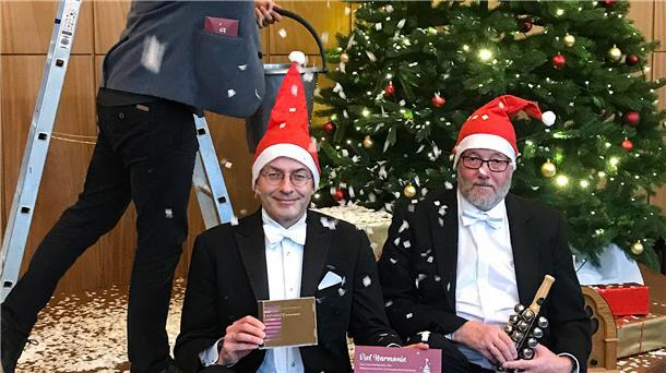 Wollen möglichst viele Theatergänger animieren, Geschenkgutscheine zu verkaufen: Orchestergeschäftsführer Mario Spanninger, Generalmusikdirektor Marc Niemann und Schlagzeuger Christian Pfeifer.